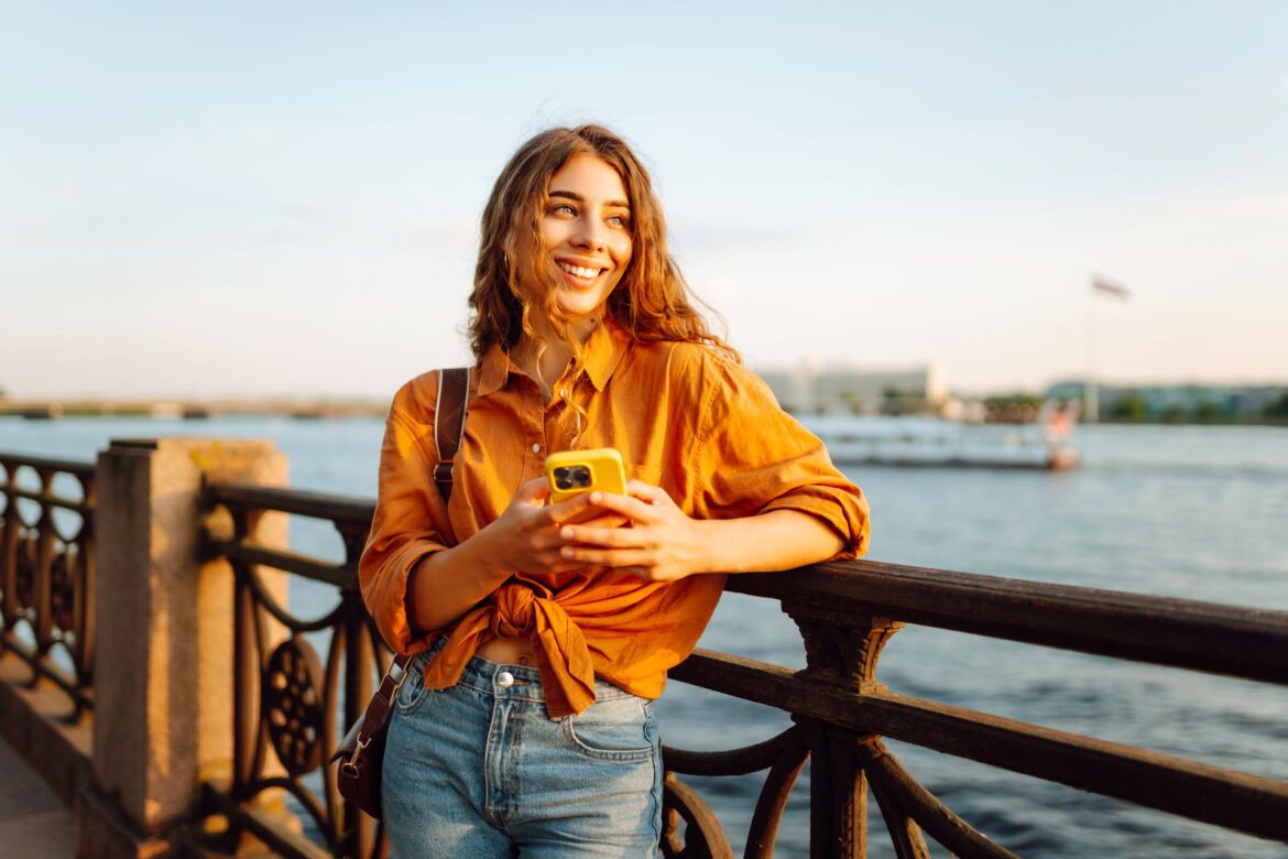 Zwischen Strandtuch und Scrollpause: 5 spontane Klicks, die im Urlaub für kleine Glücksmomente sorgen
